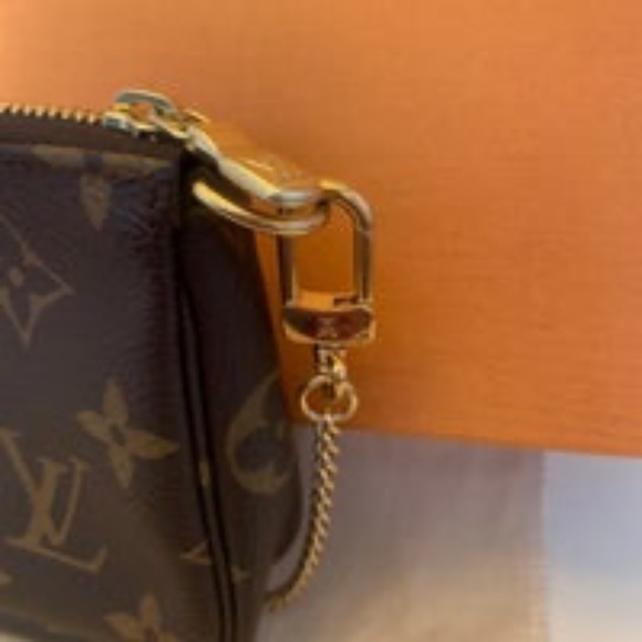 Louis Vuitton Mini Pochette - Picture 4 of 6